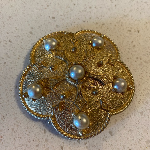 Brooch in gold tone with pearls shaped like a poppy. Can be worn as a necklace - Picture 2 of 10